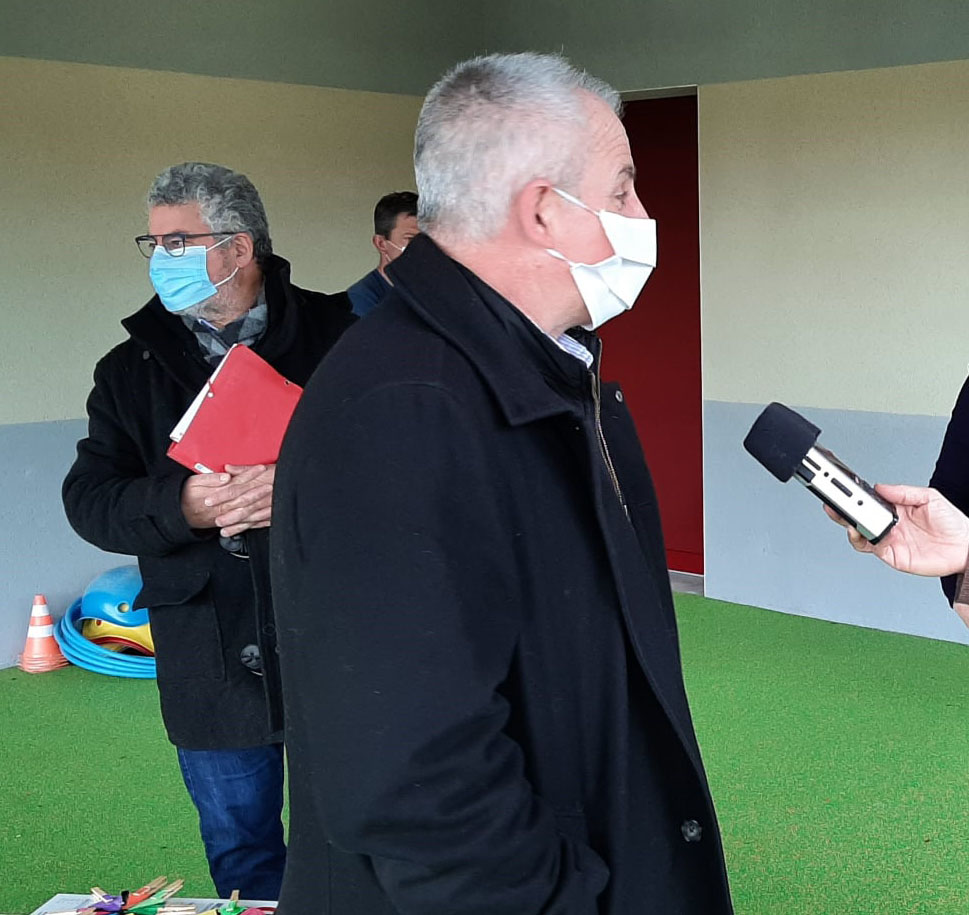 freddelmares's tweet photo. Avec Serge Pradier, vice-président en charge de la Jeunesse, nous avons reçu la presse locale pour le 1er jour d'ouverture de l'accueil de loisirs de Cours de Pile. Un bel équipement financé par l'Etat, @cddordogne , la Caf, @LaCAB24 Equilibre de l'offre d'accueil. #lacab #Alsh https://t.co/oMbSRQMtEw