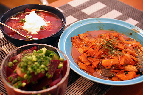 compathygo's tweet photo. \日本人の口に合う？ #ロシア の食文化をご紹介🇷🇺🍴/

ロシア料理は香辛料をあまり使わない代わりに、ハーブや乳製品をふんだんに用いた優しい味わいが特徴的😌
代表的なボルシチやピロシキに加え、アジアや中東の影響を受けた料理もあるんです💕 https://t.co/W0rfJHAwE9