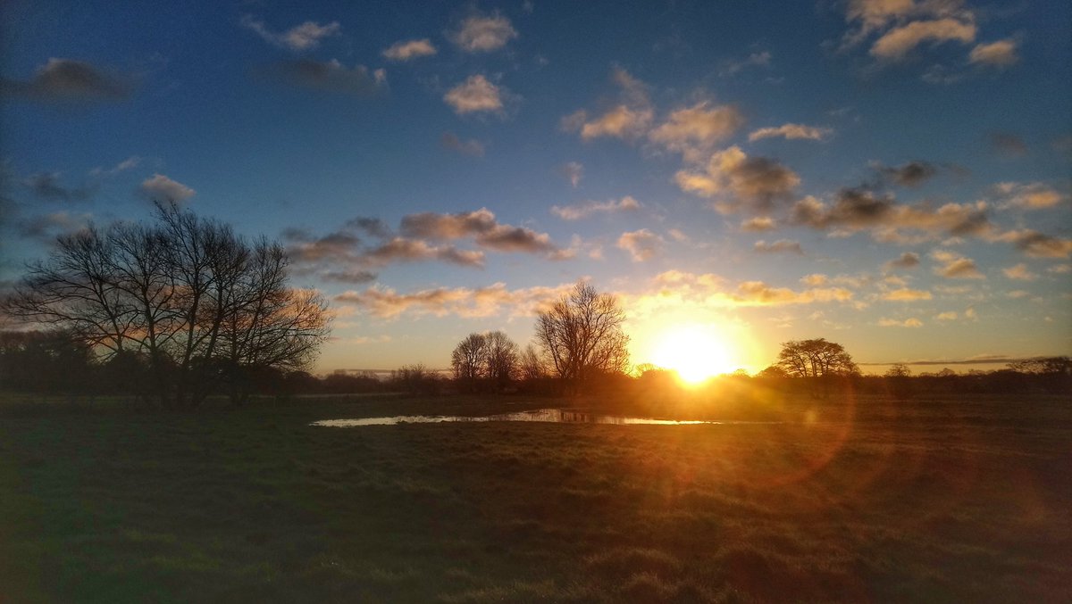 galleryantiques's tweet photo. This mornings #sunrise π
#Halesworth #Suffolk #MilleniumGreen #blythmeadow #lockdown3 #lockdownexercise #lockdownwalks #countrywalks #Countrysidewalk #covidwalks #exercisewalk https://t.co/NMdVYF9d2N
