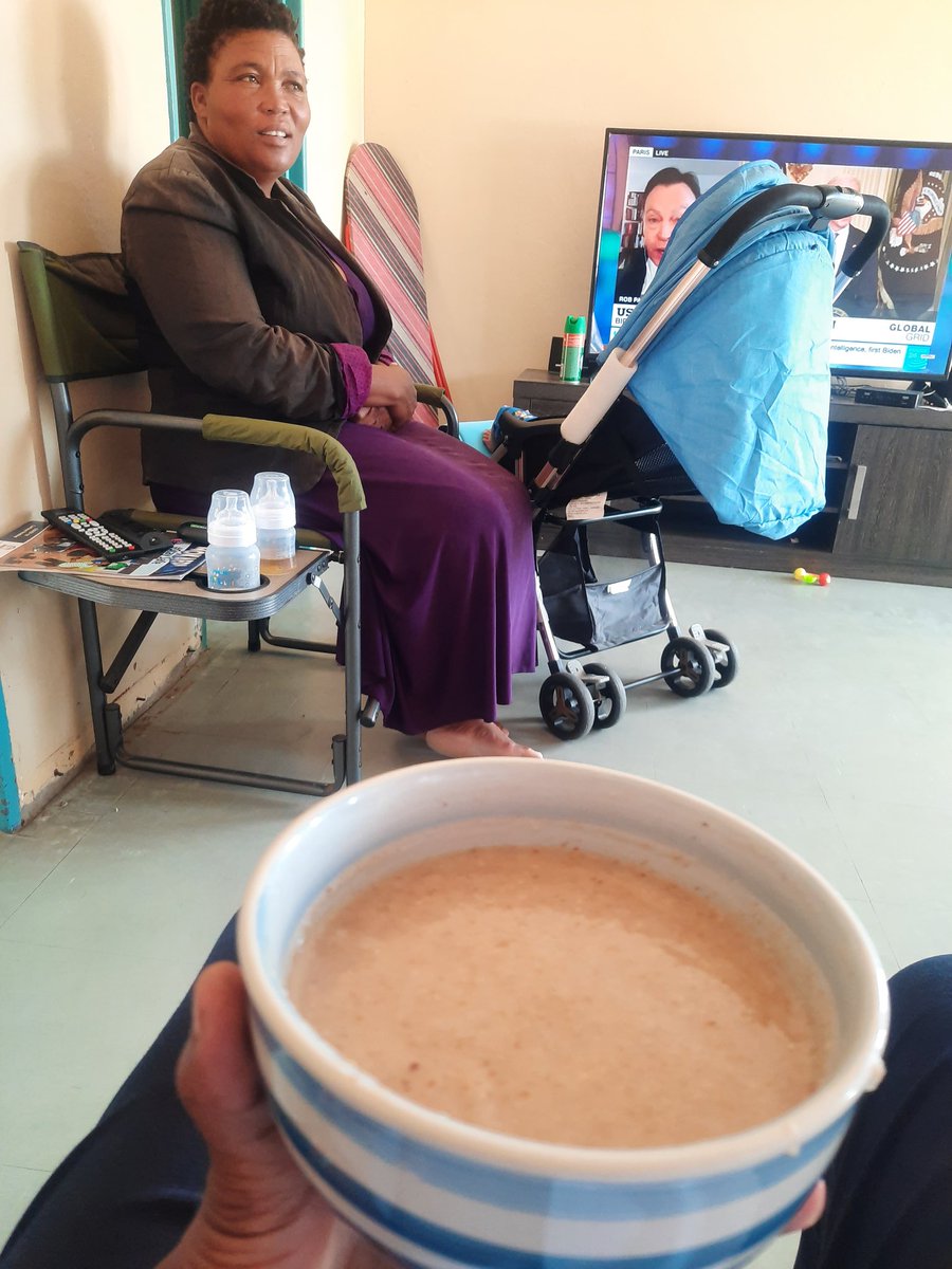 XeniaBotho's tweet photo. She cooks Motogo wa Tartariki for break, Nanny kaha. She's also baby sitting us loneng. Mma Dipolase 😍😍😍
#KgalagadiChronicles
#Ncaang https://t.co/mpg6LExl9u