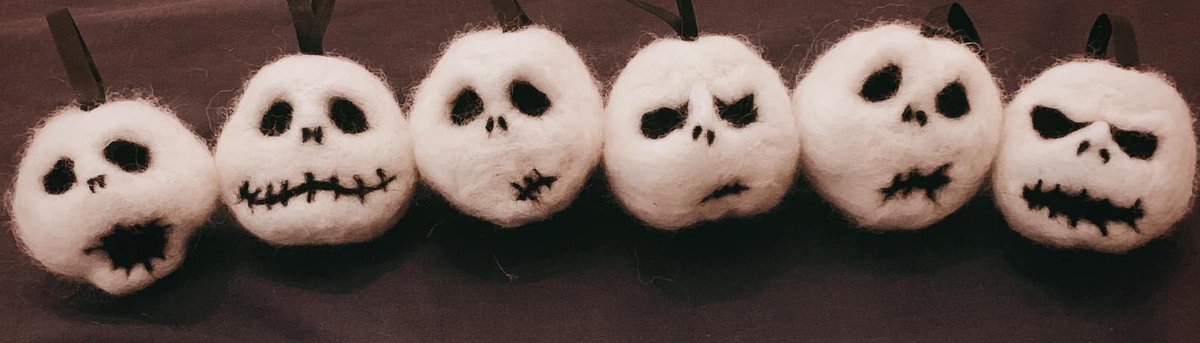 LunarMoonStudio's tweet photo. Needle felted JS baubles 🤍#needlefelting #Halloween #baubles #Christmas #nightmarebeforechristmas #jackskellington #felt #HandmadeHour #handmade https://t.co/ttthXY09XU