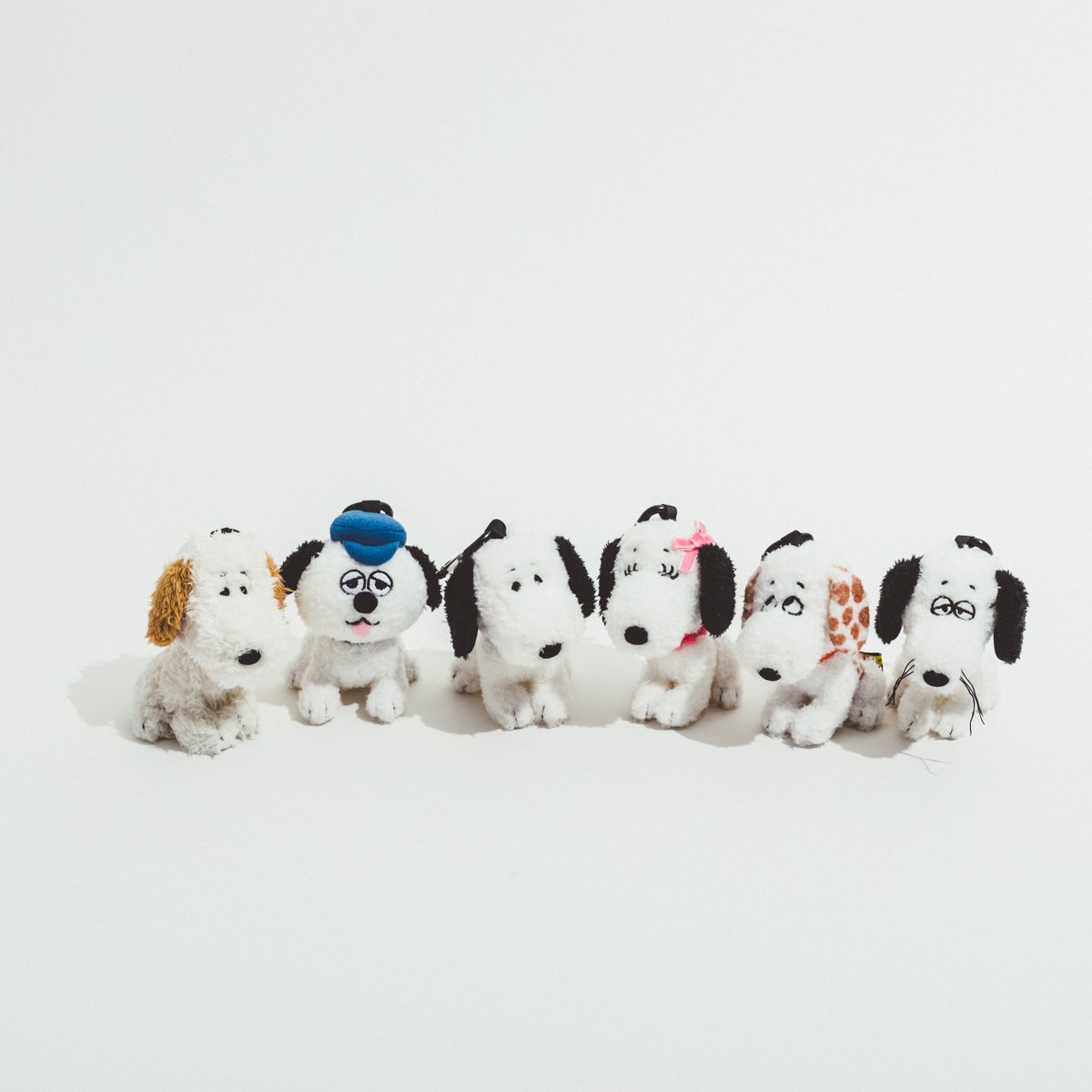 Snoopy Museum Tokyo ブラウンズストアより 新商品 手のひらサイズでちょこんとお座りする姿が愛らしいマスコットキーホルダーにきょうだいたちが仲間入りしました マスコットキーホルダー 1650円 税込 こちらはスヌーピーミュージアム