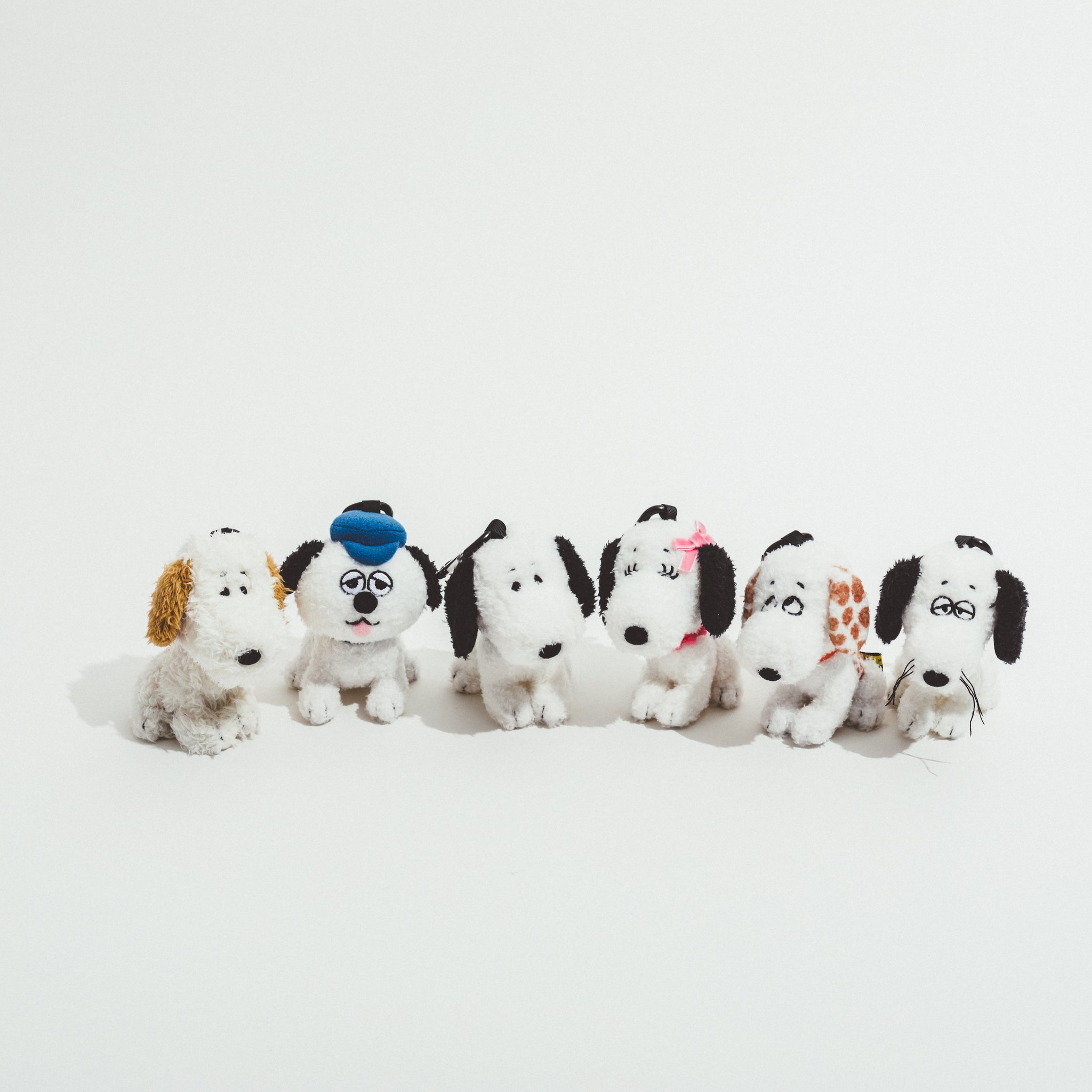 Snoopy Museum Tokyo ブラウンズストアより 新商品 手のひらサイズでちょこんとお座りする姿が愛らしいマスコットキーホルダーにきょうだいたちが仲間入りしました マスコットキーホルダー 1650円 税込 こちらは