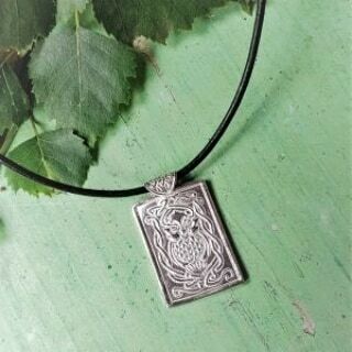 EarthgemsJewel1's tweet image. Isn't it funny how sometimes your favourite makes just seem to hang around? We made this a few years ago and it's still waiting for the perfect person.....will it be you? You can find this wee #celtic coo in our @heartizan Shop. 
#ukgiftam #ThrowbackThur… instagr.am/p/CKTP6_LFczJ/