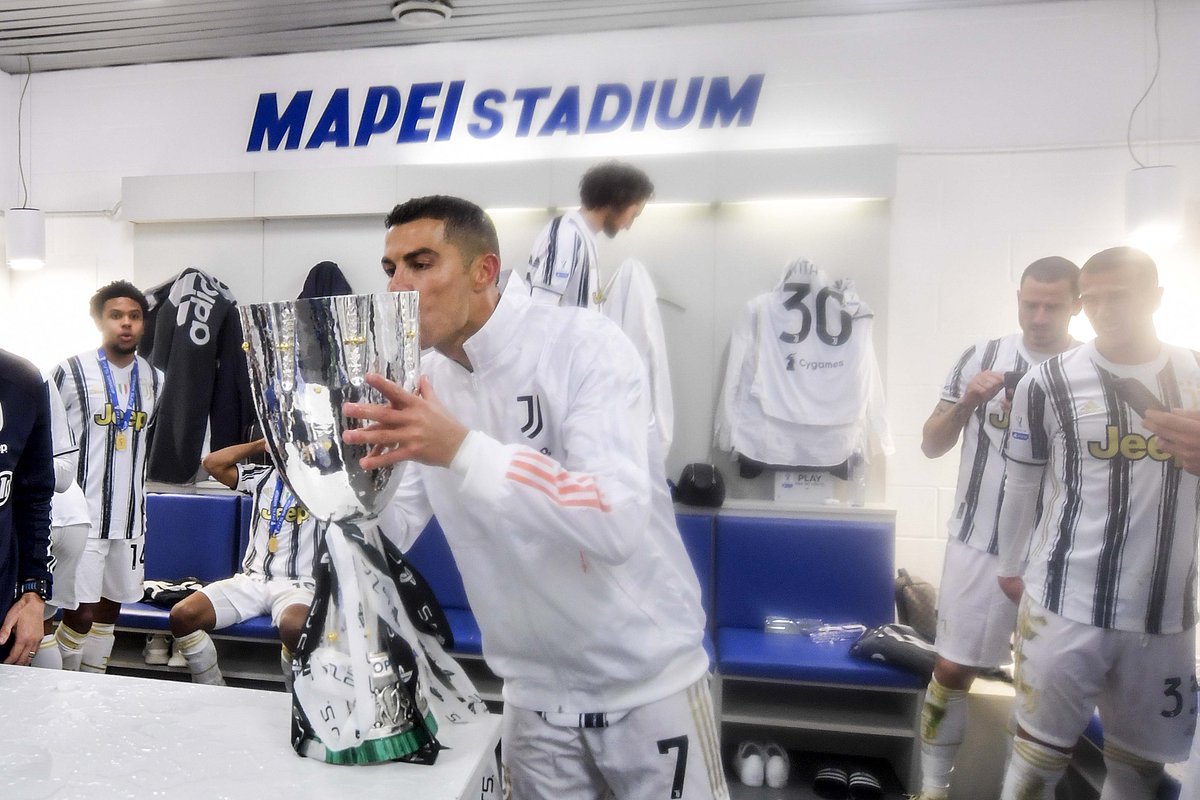juventusfc's tweet photo. WAKING UP LIKE #𝕊𝕌ℙ𝔼ℝ𝕁𝕌𝕍𝔼 ❤️🏆 https://t.co/DpAwkS6qbB