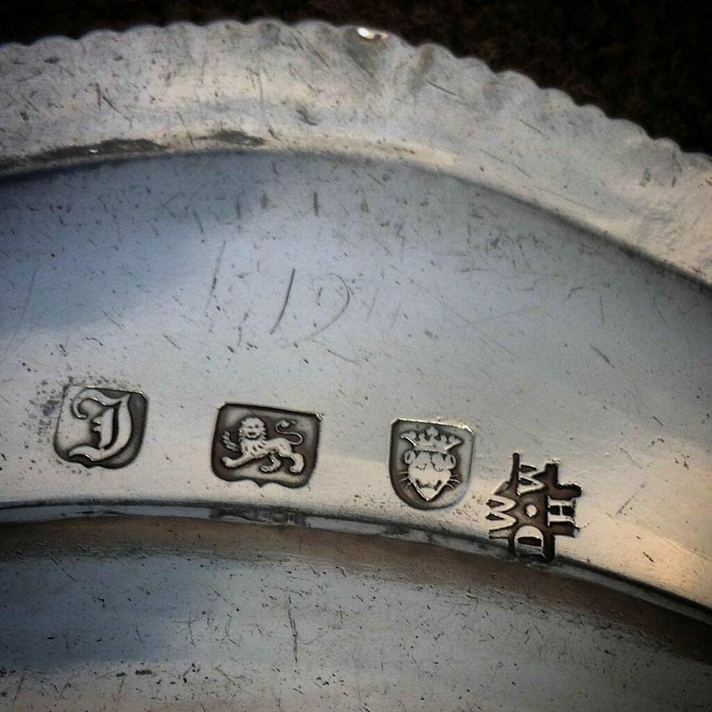 LondonAssay's tweet photo. Repost @footlightnotes Maker's mark of David Whyte and William Holmes (Grimwade, no. 3526), with London hallmarks for 1764. Seen at Sotheby's, London.
#DavidWhyte #WilliamHolmes #WhyteandHolmes #Londonmakersmark #antiquesilver #Sothebys #dateletter #176… https://t.co/1O1JuoDwI9 https://t.co/Oq6HbT05lZ