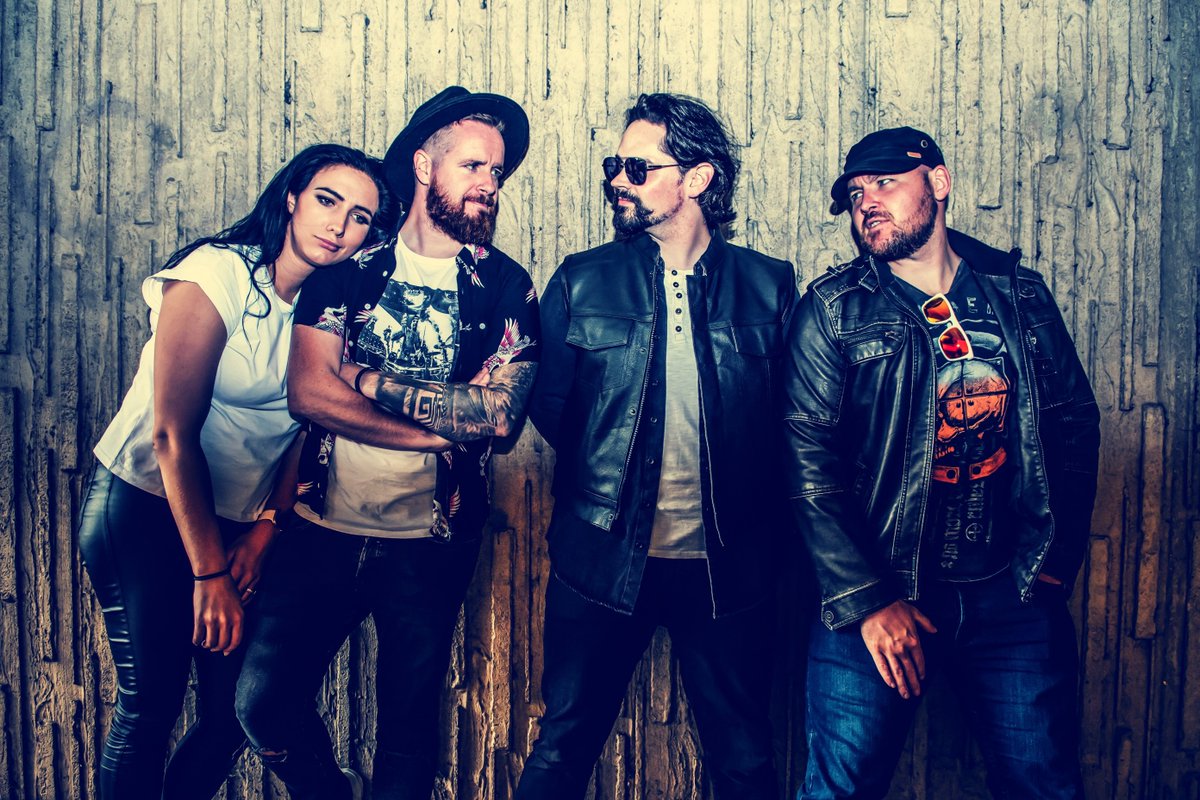 SaNPRuk's tweet photo. Tune into #keepitrock tonight from 10pm on @TotalRock20 and listen out for @circus_66 new single #jekyllorhyde -https://t.co/bIWKLD0SQb https://t.co/YfeJsOrM25