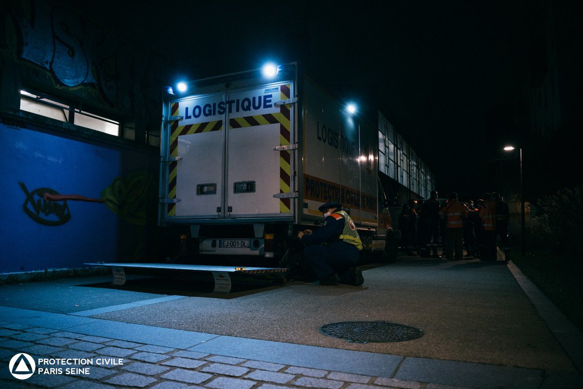PCParisSeine's tweet photo. Retour en images sur la mobilisation des bénévoles de la PCPS hier soir à  @mairievitry. Plusieurs dizaines d’habitants ont été pris en charge pas nos équipes rapidement arrivées sur les lieux ! 

Cc @PBell_Lloch @Prefet94 https://t.co/7Ho7hYfM1E