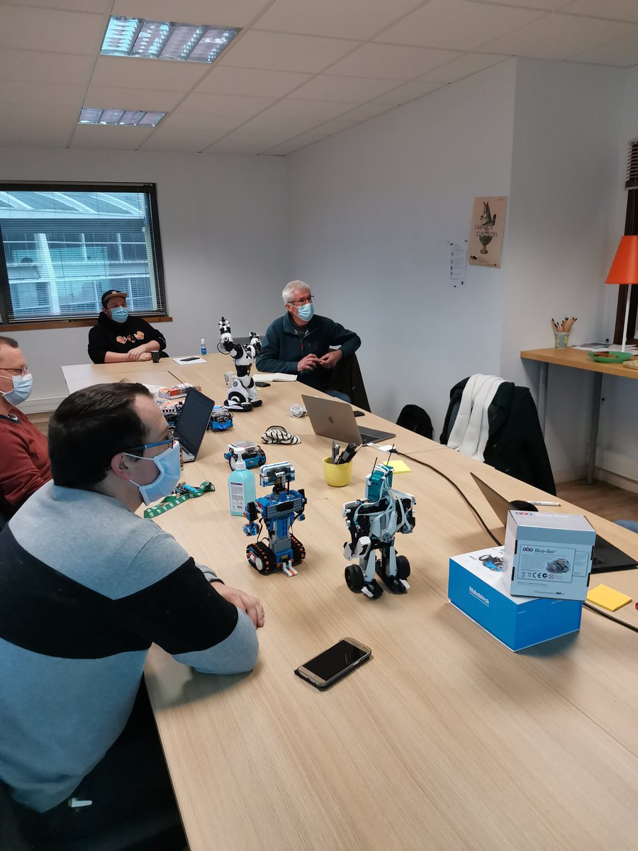 Fababrest's tweet photo. Pour commencer l'année 2021, un atelier papifab sur la robotique animé par @petitsdebsBrest découverte des enjeux, des différents modèles merci à @canope_29 de nous accueillir  @atbrest @UBO_OpenFactory @mjcharteloire @kerourien @FabDuPonant  @fablabiroise @mdl29_ @TyFabBrest https://t.co/NIsxhKmmB8