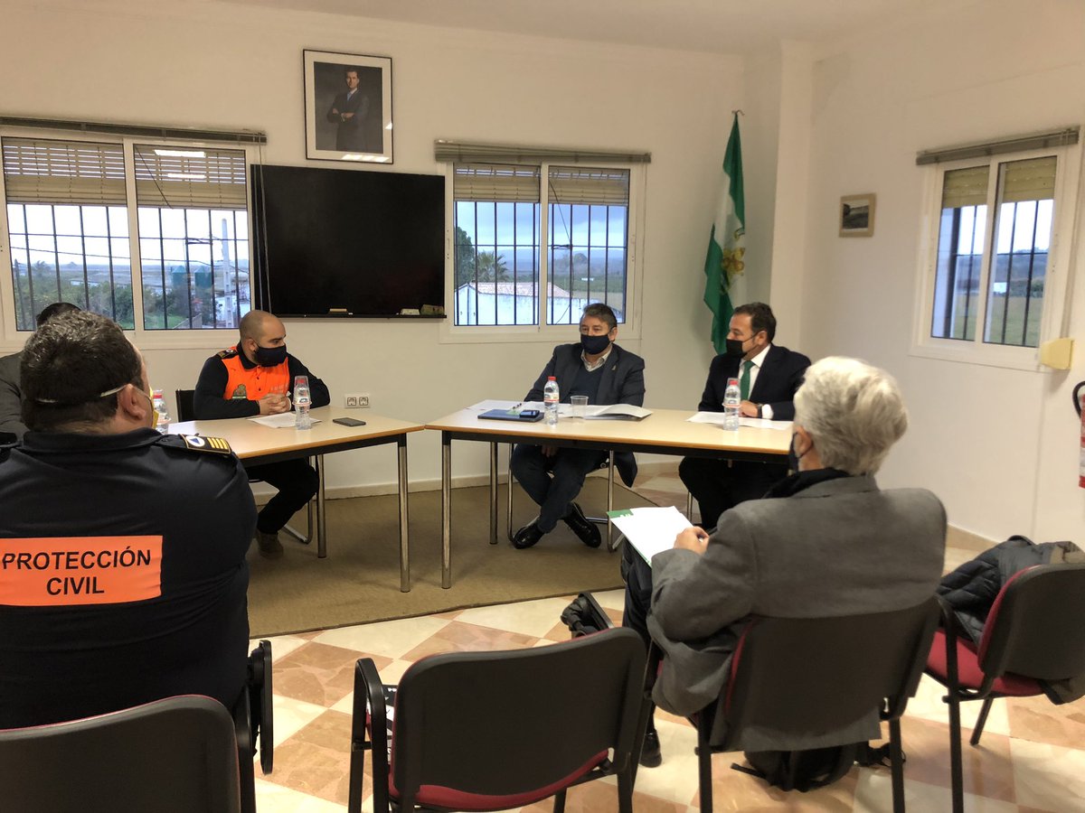 El compromiso y la dedicación del voluntariado de #ProtecciónCivil durante esta pandemia es más que valorado por <a href="/AndaluciaJunta/">Junta de Andalucía</a> <a href="/InteriorJunta/">Consejería de la Presidencia y Emergencias</a>. 

Hemos escuchado las demandas de la mesa provincial de #Sevilla y hemos trasladado nuestro máximo agradecimiento a su labor.