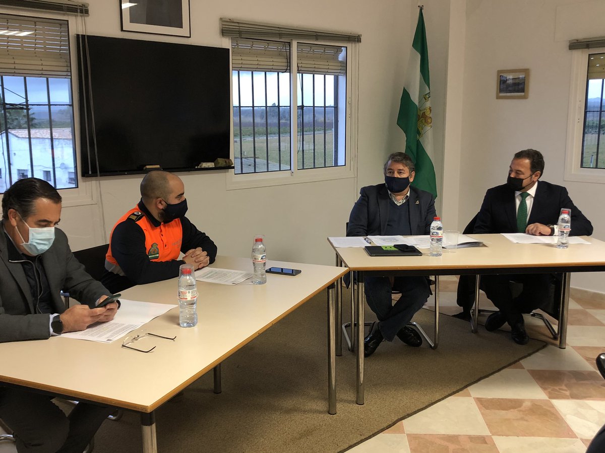 antoniosanz's tweet photo. El compromiso y la dedicación del voluntariado de #ProtecciónCivil durante esta pandemia es más que valorado por @AndaluciaJunta @InteriorJunta. 

Hemos escuchado las demandas de la mesa provincial de #Sevilla y hemos trasladado nuestro máximo agradecimiento a su labor. https://t.co/wpVLvWHmpp