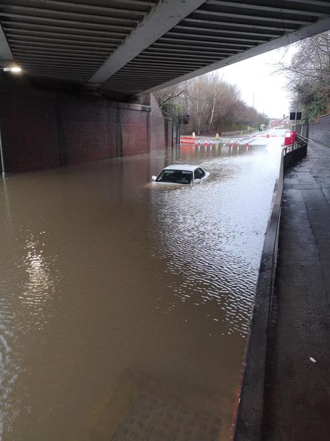 sthelenscouncil's tweet photo. There are 4 cars stuck in 3ft of water on Gorsey Lane, Bold. Don't be like them.

Driving through floodwater is dangerous:

⚠️ It's the no.1 cause of death during flooding
⚠️ 30cm of flowing water can move a car
⚠️ 1 egg-cupful of water will wreck your engine

@MerseyPolice

1/2 https://t.co/P5aPyx2IpF
