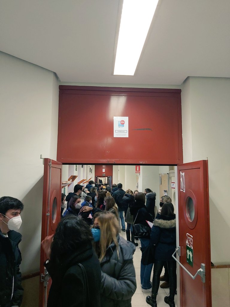 BotanaJavier's tweet photo. Jóvenes irresponsables de fiesta a partir de las 23h, ah no, que es el gran control de aforo que hay en exámenes en la URJC @urjc @javierramosl #vivelaexperienciaurjc https://t.co/V46hEXQPjZ