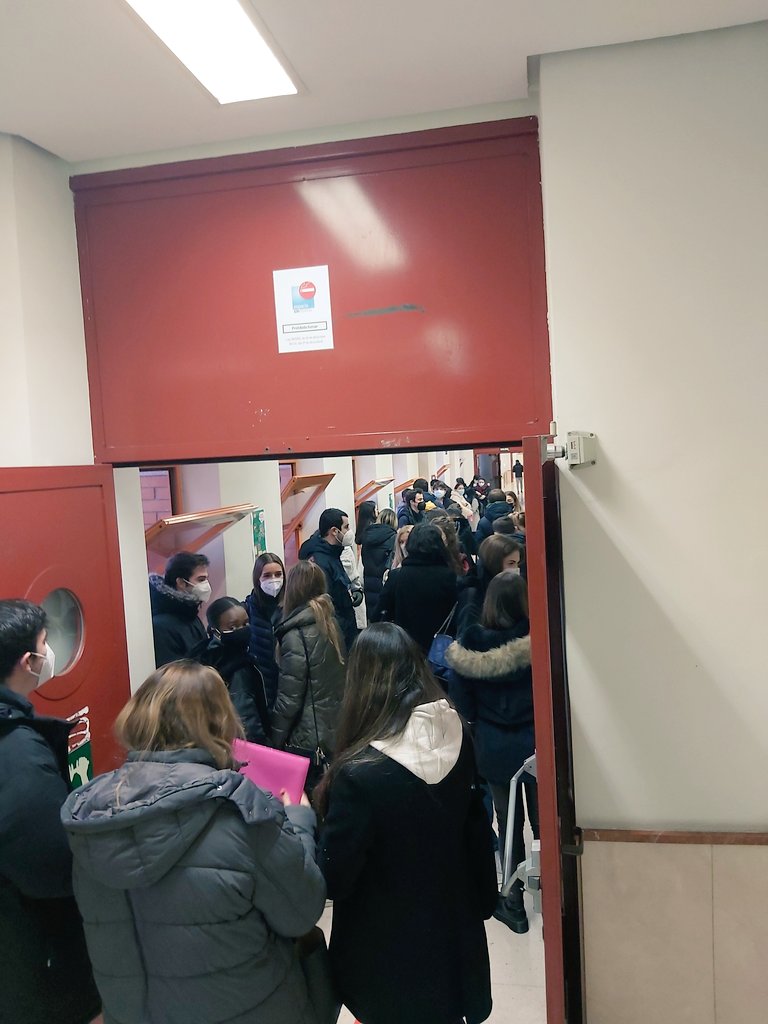 BotanaJavier's tweet photo. Jóvenes irresponsables de fiesta a partir de las 23h, ah no, que es el gran control de aforo que hay en exámenes en la URJC @urjc @javierramosl #vivelaexperienciaurjc https://t.co/V46hEXQPjZ