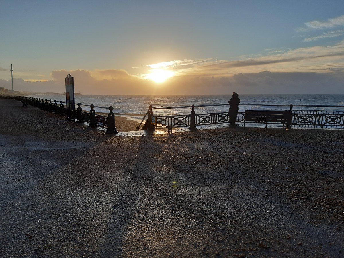 JaneTew16's tweet photo. Very much in reflective "fresh start" mode this morning after attending the funeral of a dear friend yesterday. Life's too short to miss the sunrise. Interesting trying to run into that wind too! 🌅🏃‍♀️ #absentfriends #sunriserun #StormChristoph https://t.co/sdetl38ldo