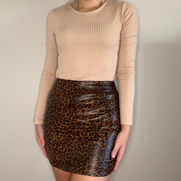 m54529695's tweet photo. So good I had to share! Check out all the items I'm loving on @Poshmarkapp from @1laralara5 #poshmark #fashion #style #shopmycloset #fashionnova: https://t.co/Jjm7Aui9wv https://t.co/wm5d13UNu3