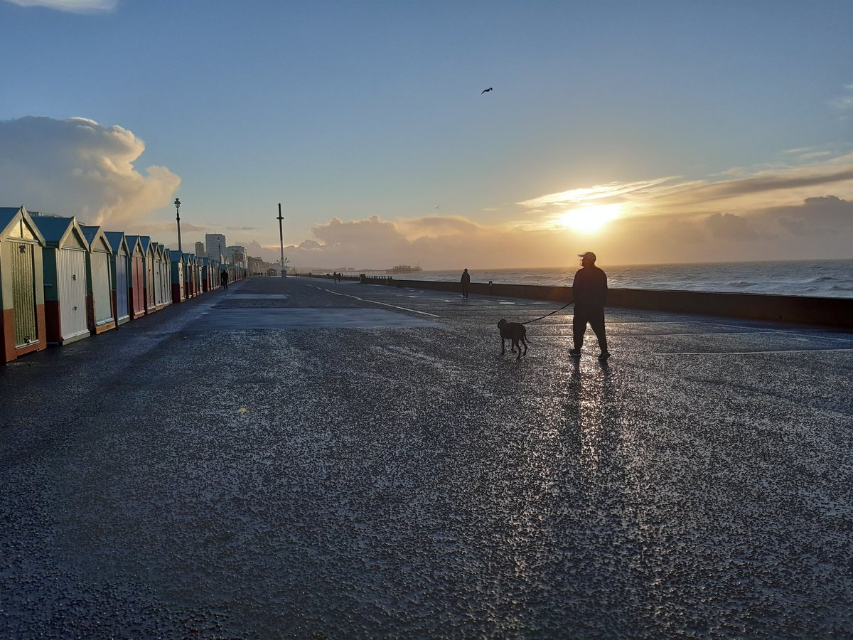 JaneTew16's tweet photo. Very much in reflective "fresh start" mode this morning after attending the funeral of a dear friend yesterday. Life's too short to miss the sunrise. Interesting trying to run into that wind too! 🌅🏃‍♀️ #absentfriends #sunriserun #StormChristoph https://t.co/sdetl38ldo