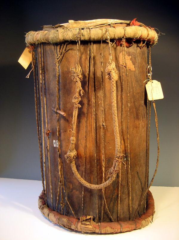 ecris_le_tien's tweet photo. Voici un Jung-Jung, un tambour de guerre.
Il s'agit d'un tambour de guerre royal du 19e s du peuple sérère du Sine. Il s'appelle Jung-Jung dans la langue Serer-Sine. Il était utilisé lorsque les guerriers et les rois sérères allaient à la bataille ou lors de certaines cérémonies. https://t.co/sbDlFkxVrC