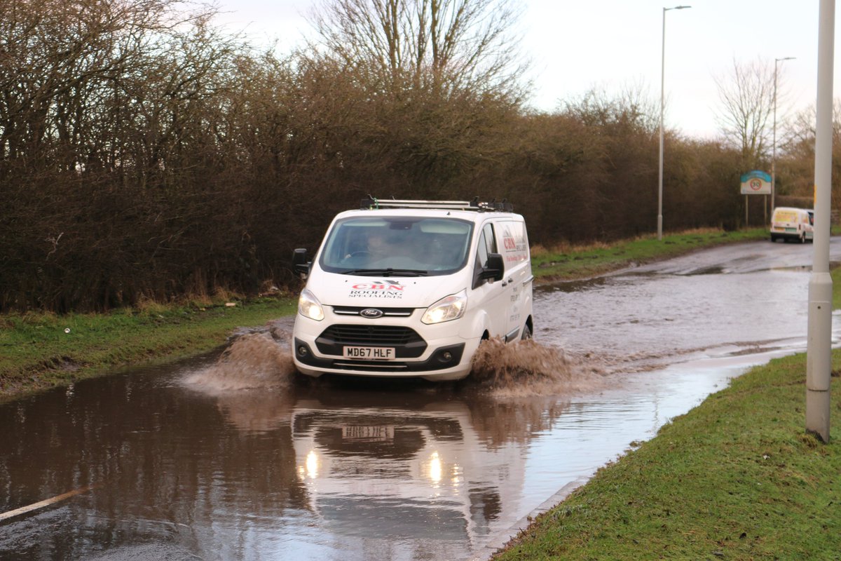 snapandgo222's tweet photo. Sefton lane, #Sefton is currently closed to traffic because of #flooding. A few trucks have got through but police are stopping them. The #RiverAlt is quite swollen. @JoBlytheTV #weather #storm #StormCristoph https://t.co/b9tHgvPnWm