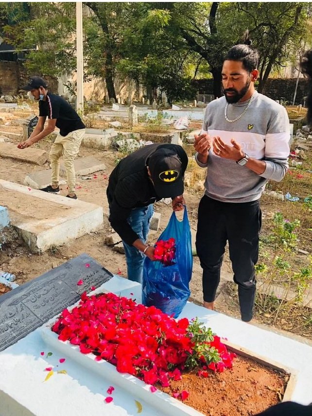 umasudhir's tweet image. India&apos;s hero #Siraj paying homage at the grave of his father Mohd Ghouse who passed away when he was on tour outside the country; the son has returned after fulfilling the father&apos;s much cherished dream to see his son play for the country &amp;amp; make it win @ndtv @ndtvindia #MohdSiraj