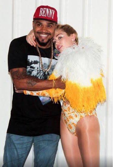 marcellocbranco's tweet image. as fotos da miley no brasil são um patrimônio nacional