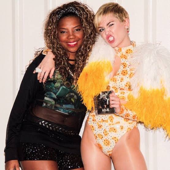 marcellocbranco's tweet image. as fotos da miley no brasil são um patrimônio nacional