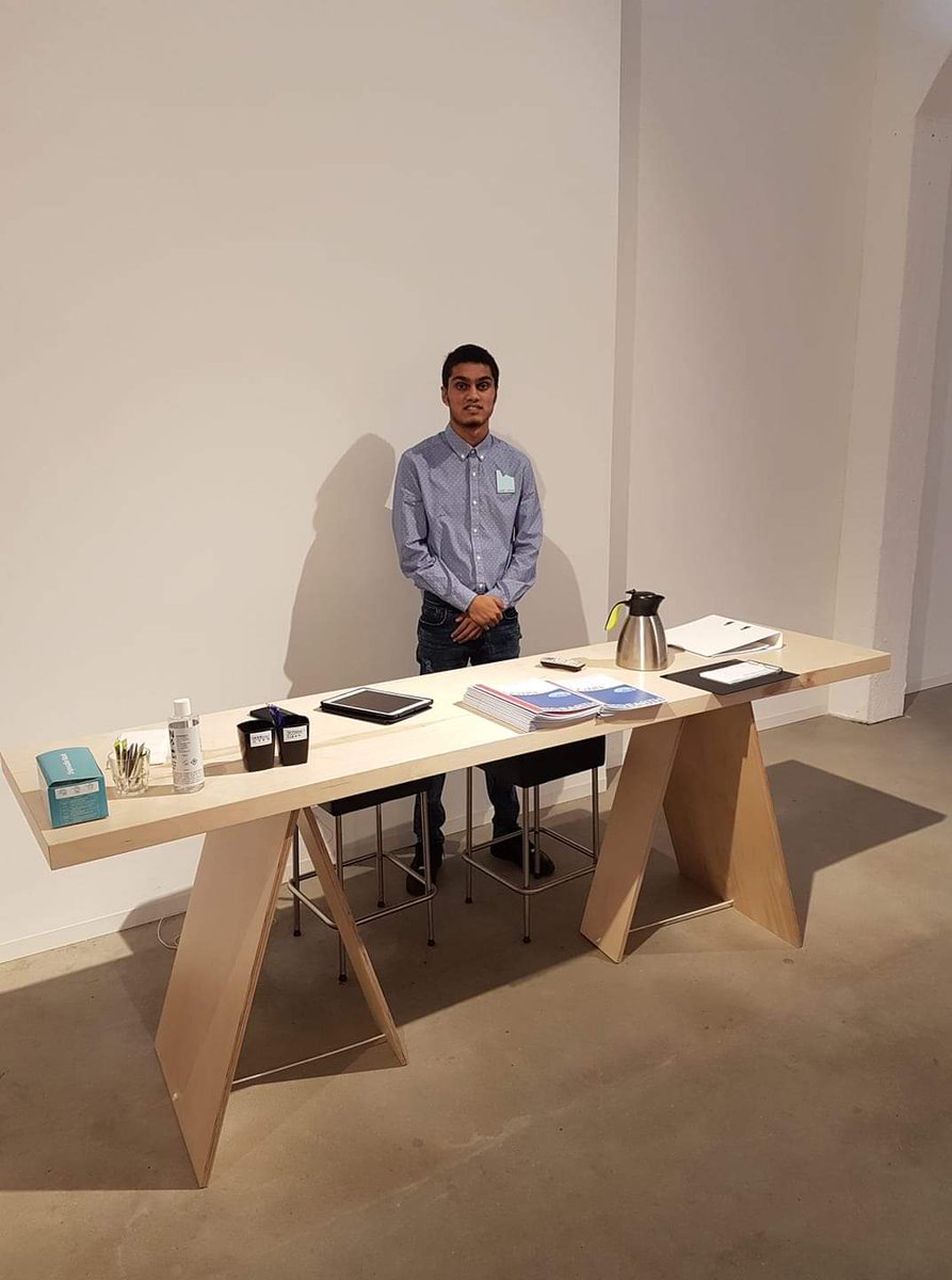 Verbindingkamer's tweet image. We ontmoetten Radja toen we huis-aan-huis bloemen uitdeelden.Moeder vertelde dat Radja hard op zoek was naar een baan, want verleidingen op straat lagen op de loer. De @IABR gaf Radja een kans en kijk hem nu stralen &amp;amp; groeien! Van zijn salaris gaat hij sparen voor een rijbewijs❤