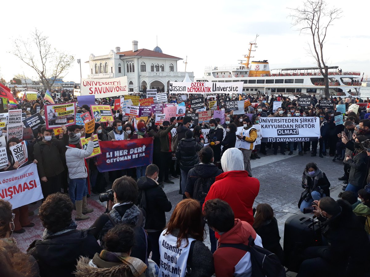 Pek çok farklı üniversiteden arkadaşlarımızla, mücadelemize destek veren herkesle beraber itirazlarımızı, taleplerimizi bir kez daha yüksek sesle dile getirdik! #KabulEtmiyoruzVazgecmiyoruzKurtuluş yok tek başına ya hep beraber ya hiçbirimiz!
