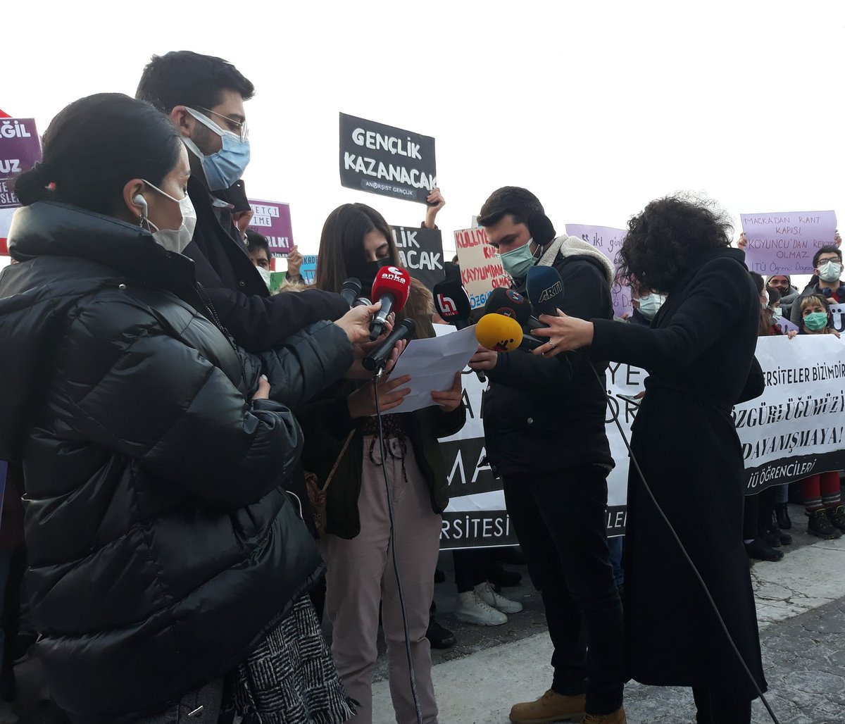 Pek çok farklı üniversiteden arkadaşlarımızla, mücadelemize destek veren herkesle beraber itirazlarımızı, taleplerimizi bir kez daha yüksek sesle dile getirdik! #KabulEtmiyoruzVazgecmiyoruzKurtuluş yok tek başına ya hep beraber ya hiçbirimiz!