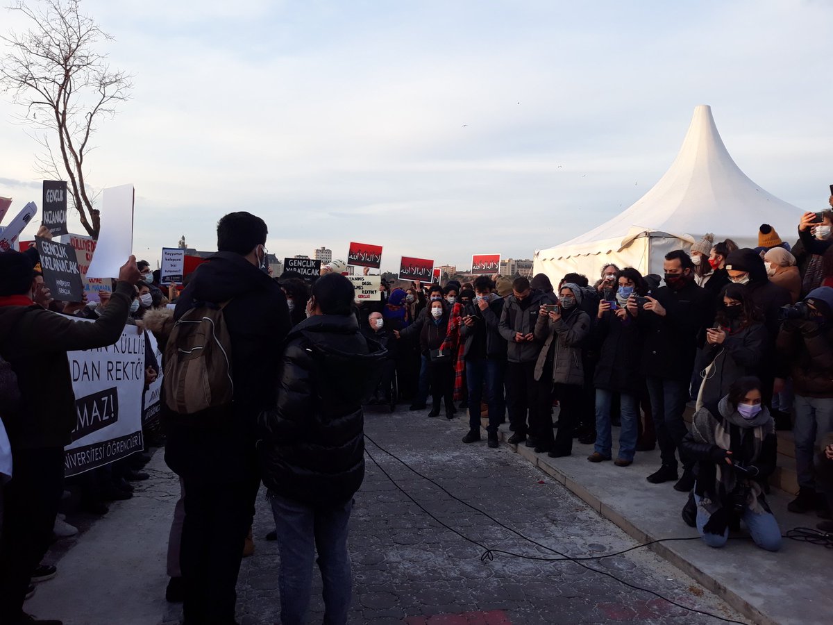 Pek çok farklı üniversiteden arkadaşlarımızla, mücadelemize destek veren herkesle beraber itirazlarımızı, taleplerimizi bir kez daha yüksek sesle dile getirdik! #KabulEtmiyoruzVazgecmiyoruzKurtuluş yok tek başına ya hep beraber ya hiçbirimiz!