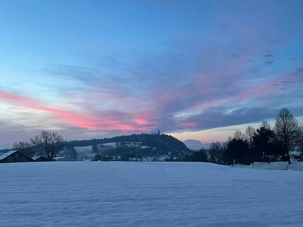 AStegbauer's tweet photo. Traumwetter heute Morgen auf dem Weg zur Arbeit
#sonnenaufgang #bogenberg #arbeit #winter #winterlandschaft #winterwonderland #schnee #schneelandschaft https://t.co/GfQMlYQpBh https://t.co/OvsL9CXkXI