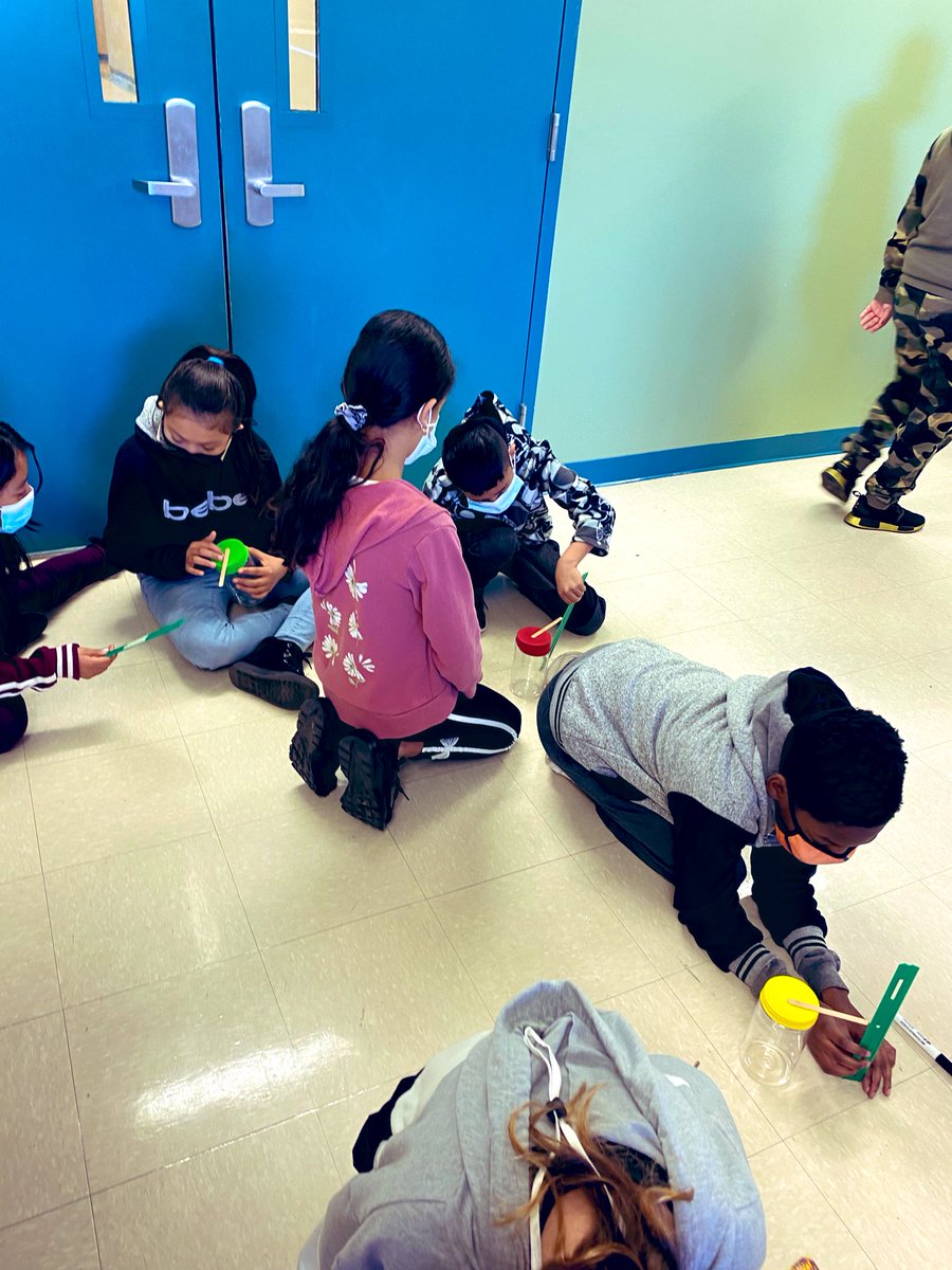 LainieClowers's tweet photo. 5th graders check their BAROMETERS for air pressure differences upstairs, downstairs & outside #WeatherTools #Meteorology @DreamLakeApopka https://t.co/9JENg1DkQP