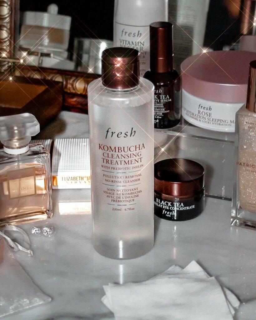 Jamiellanders's tweet image. This cleansing treatment has been a god send! its VERSATILE, LUXE, EASY, HEALING! @freshbeauty gifted me ,, i keep this on my nightstand for nights I just can’t, ya know? 🤷🏻‍♀️ Take off all your makeup, including the eyes, with a sweep of a cotton round!… instagr.am/p/CKT1F_Rn3uz/