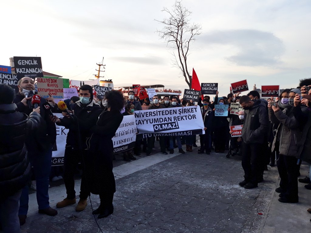 Bizim mücadelemiz yalnızca öğrencilerin mücadelesi değildir! Hakları gasp edilen Bimeks işçileri, emekleri sömürülen tüm işçiler adına sesini yükseltiyor. Okullarımızda kayyum rektör istemediğimiz gibi hırsız ,piyasacı sermayedar hocaları da istemiyoruz!