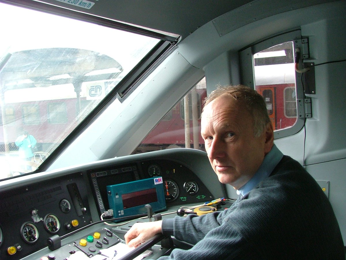 Odešel nejrychlejší muž české železnice a otec Pendolin, Jaroslav Měšťan. Jeho jméno znají především strojvedoucí a železničáři, kteří se starají o vozidla. Právě tomuto oboru zasvětil celý svůj život. Byl vynikajícím kolegou, se kterým byla radost pracovat. #CD #vzpominame