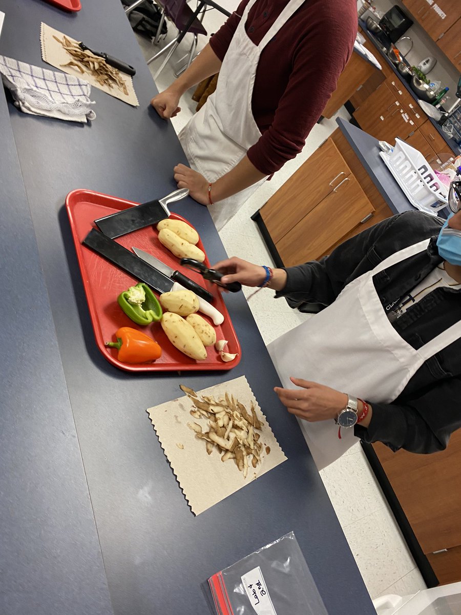 Maverick_Chef's tweet photo. Learning knife skills in Nutrition class to start off the new year! No band aids needed! @MRHSMavericks @KATYISD_CTE https://t.co/iFWPzA0UTq