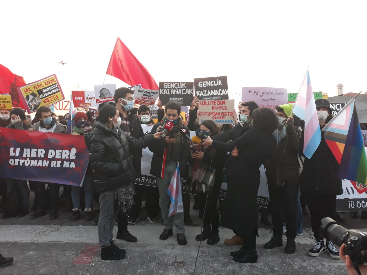 Kampüslerimizin tüm öğrenciler icin, ötekileştirilen kadınlar ve lgbti+lar için güvenli alanlar olmasını istiyor,yasam alanlarımızda cinsiyetçi homofobik rektörler istemiyoruz!  #AslaYalnızYürümeyeceksin