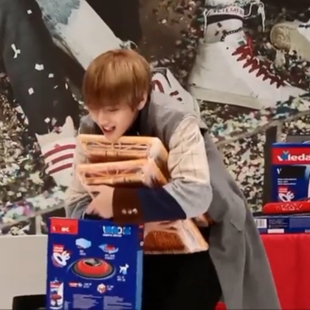 taehyung giving gifts to his parents