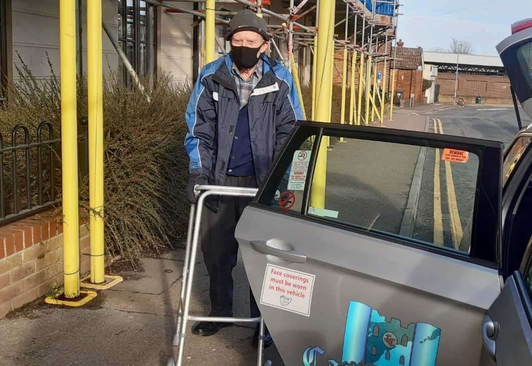 KM_newsroom's tweet photo. #Tonbridge taxi firm @CastleCarsTon launches 'cabs for jabs' campaign for Covid-19 vaccine patients https://t.co/1dhM3pZKK0 https://t.co/Taub65me5a