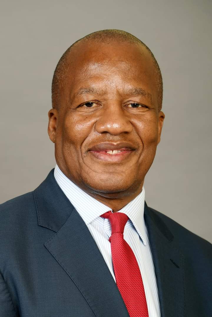 SowetoChoir's tweet photo. Covid-19 has robbed us of another giant, Minister in the presidency, Jackson Mthembu. Our deepest condolences to the family. Lala ngokuthula Mvelase.
#Jacksonmthembu https://t.co/DgVTBRo3mT