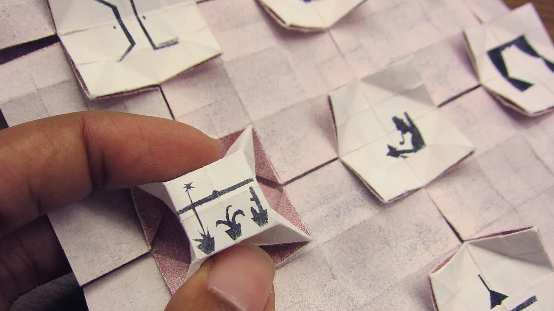 AmericanEdit's tweet photo. Creative #paperfolding can lead to fascinating new #book forms. By using techniques based on #EricGjerde's #origami tessellations, #RadhaPandey's #artistsbook "Peeping Tom" depicts an apartment building with three-dimensional rooms. Check out her work at https://t.co/3AEgyo0NNw. https://t.co/1zvMNRSoys