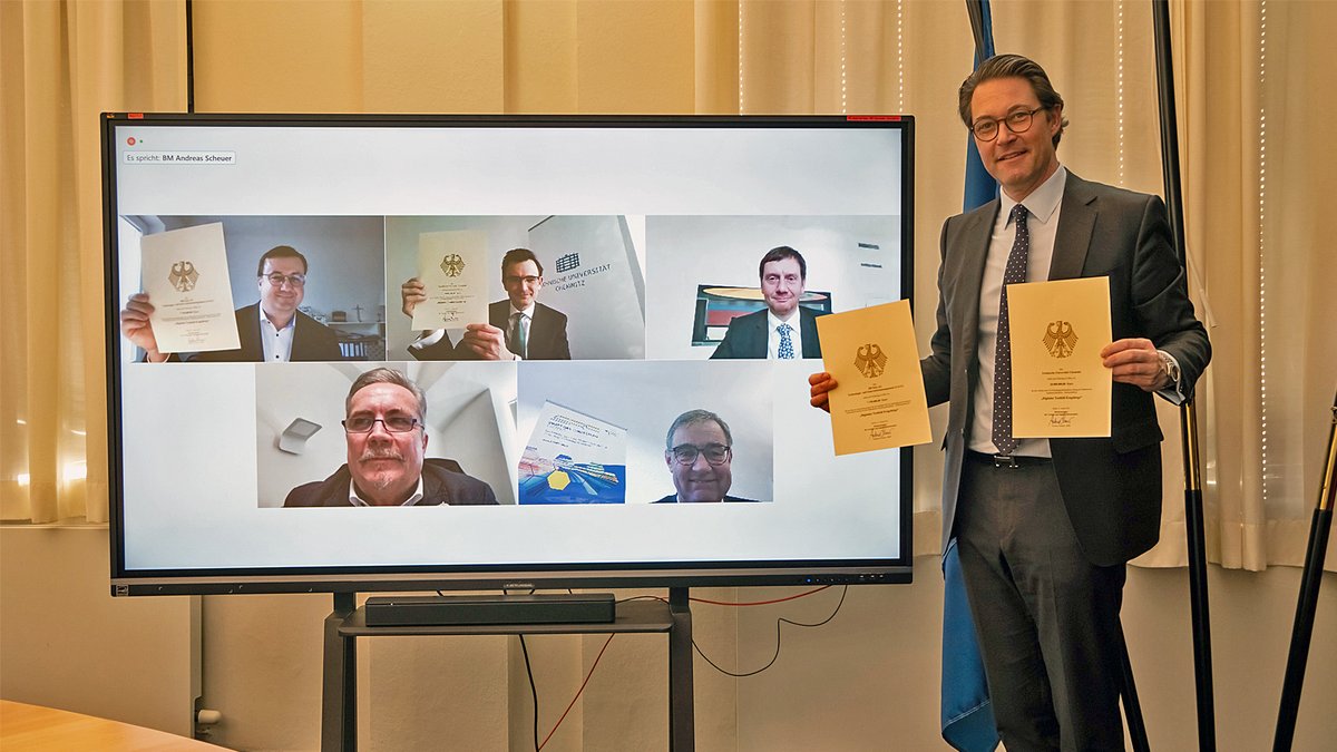 Bundesverkehrsminister Andreas Scheuer überreichte die Förderbescheide virtuell an Prof. Dr. Gerd Strohmeier, Rektor der TU Chemnitz (Mitte), und Dr. Kristian Weiland, Leiter des Konzernprogramms Digitale Schiene Deutschland sowie Chief Technology Officer bei der DB Netz AG (links-oben). An der digitalen Veranstaltung nahmen unter anderem auch der sächsische Ministerpräsident Michael Kretschmer (rechts-oben), Rolf Schmidt, Oberbürgermeister der Stadt Annaberg-Buchholz (links), sowie Prof. Dr. Uwe Götze, Prorektor für Transfer und Weiterbildung an der TU Chemnitz, teil. Foto: BMVI