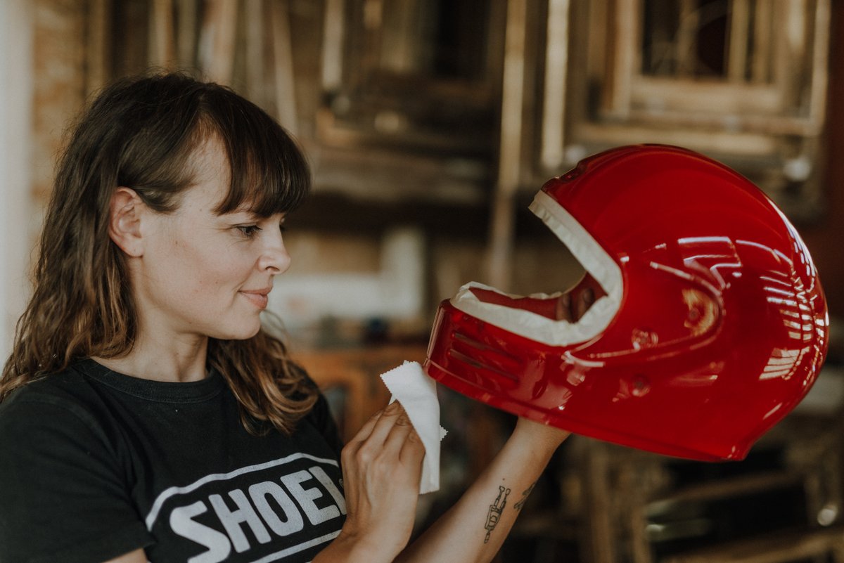 The SHOEI Glamster receives a special red paint. Clearly a color as an hommage to the Urushi red, a traditional Japanese  paintwork.
Laurence is mixing gold flakes with water and honey. A long process but the best to create the effect.  #shoeiglamster #luckycatgarage