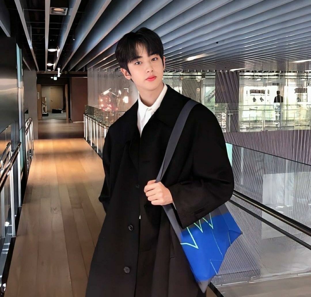 17. KIM MINKYU. He debuted as an actor on Pop Out Boy!, but he is still a trainee underJellyfish Entertainment.Instagram → kimminkyu_0312