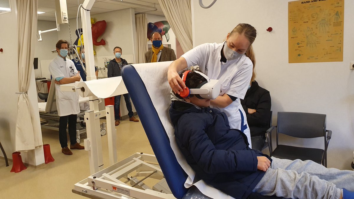 Vandaag heeft onze gipskamer iPads, koptelefoons en een Virtual Reality bril in ontvangst genomen. Deze hulpmiddelen zorgen bij de kinderen voor afleiding en minder angst bij een bezoek aan de gipskamer #VR #Amphia #gipskamer #traumachirurgie