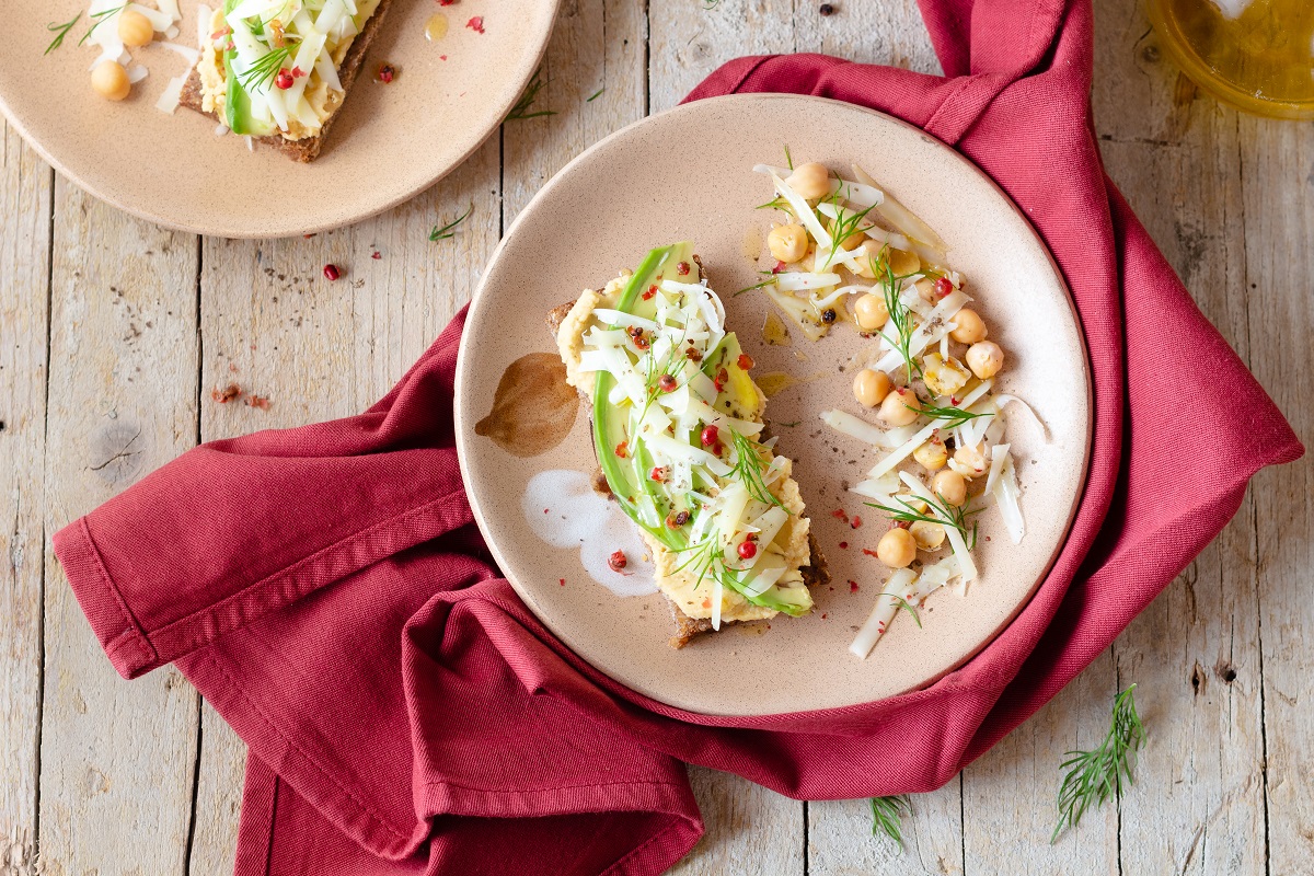 Si avvicina l'ora della merenda e noi vogliamo suggerirvi un'idea per un break sfizioso, originale e di grande qualità: canapè di pane di segale con hummus, avocado e <a href="/pecorinotoscano/">Pecorino Toscano DOP</a> DOP.