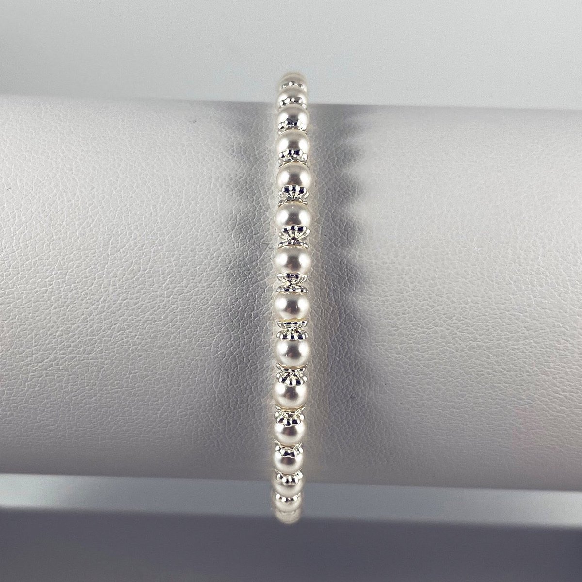 CPearl2020's tweet photo. Single Strand Pearl Bracelet Fancy  #etsy #wedding #swarovskipearl #pearlbracelet #singlestrand #pearl #silver https://t.co/7BumnURkgY https://t.co/MiTpF00bTd