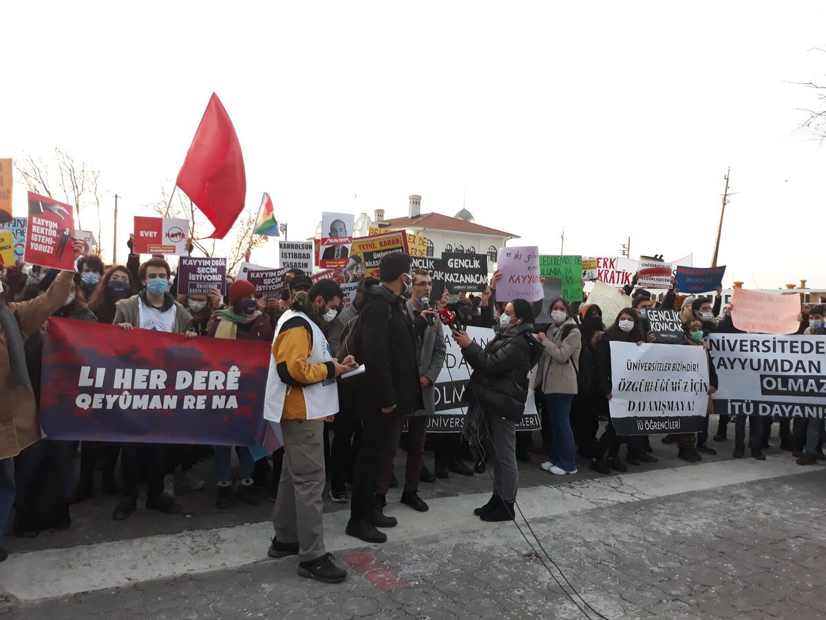 Direnişimizi kırmak için devam eden gözaltı süreçleri boyunca arkadaşlarımızı yalnız bırakmayan Avukatlar dayanışması da burada,tüm huzursuzluklara karşı adil düzen için birlikte mücadelemizin sesini yükseltiyoruz!