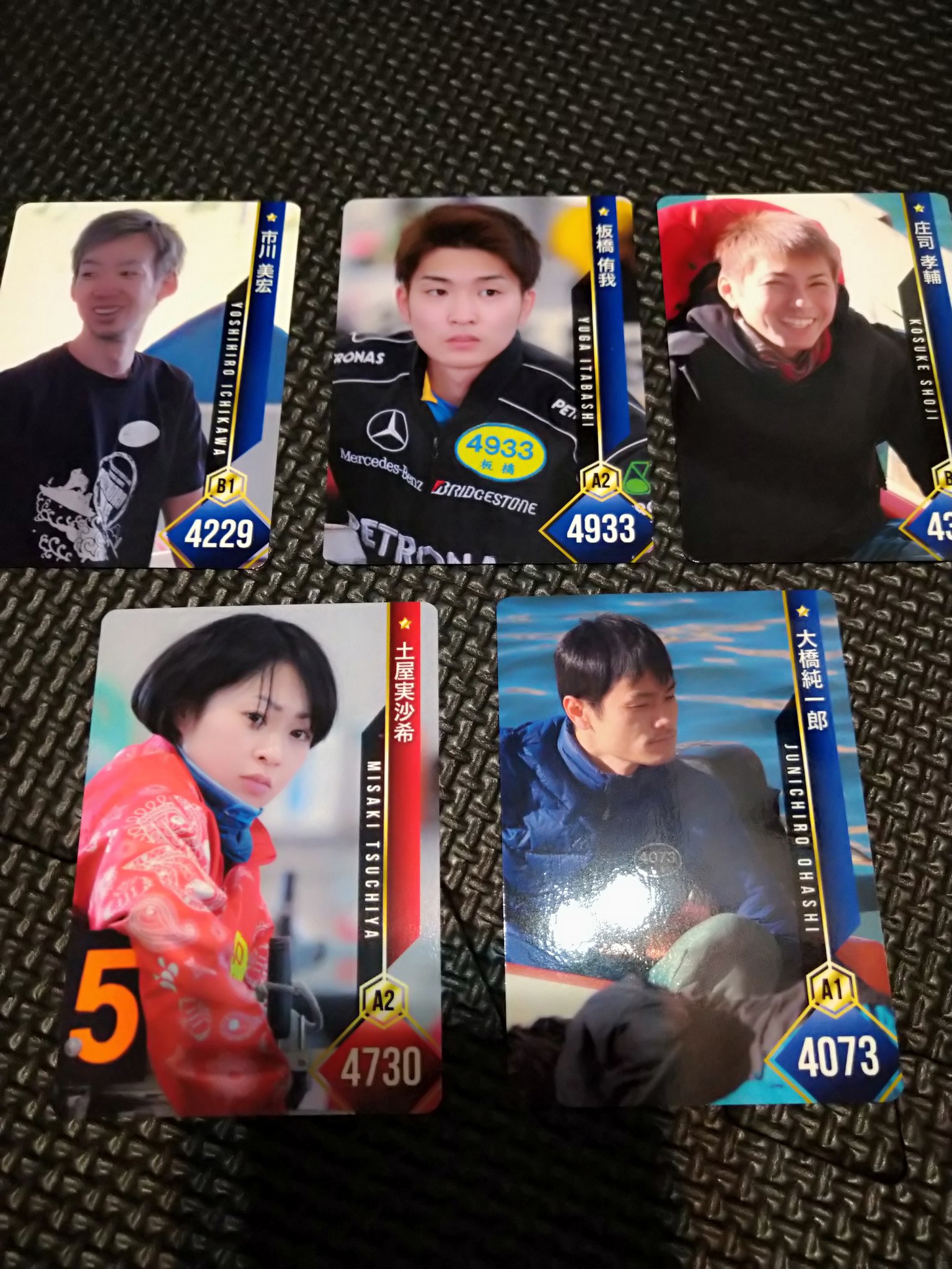 ボートレーサートレーディングカード 楽天市場】【1箱100枚入り】ボートレーサートレーディングカード