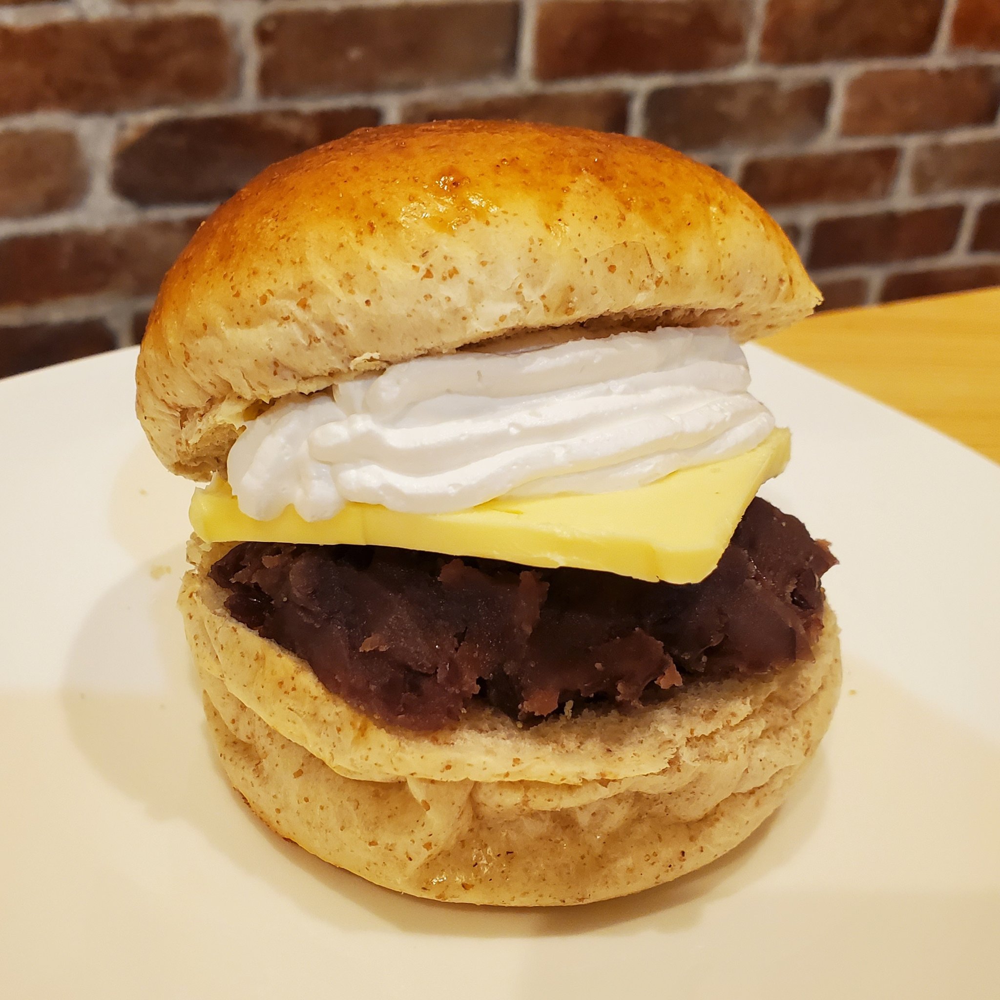 Cadence 自転車夫婦とネコ スイーツバーガー復活か 超高カロリーでサイクリストにはばっちし あんバターサンドどうでしょう まだメニュー化はしてません 試食したので今からzwift Cadence ケイデンス 新作スイーツ T Co